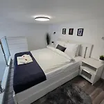 Maria - Modern In The Center Of *